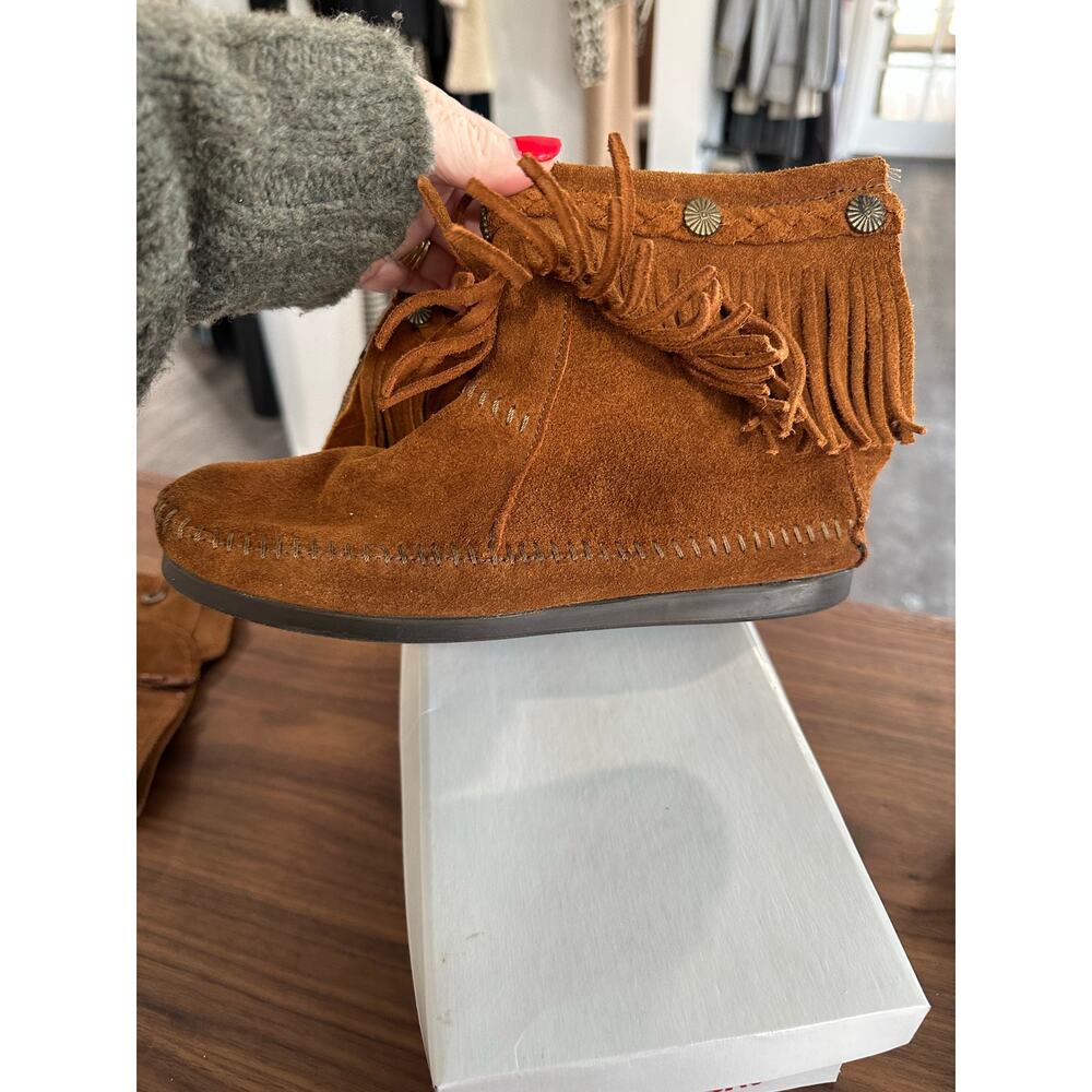 NIB Minnetonka High Top Back Zip Boot Size 6.5 NWT - image 7